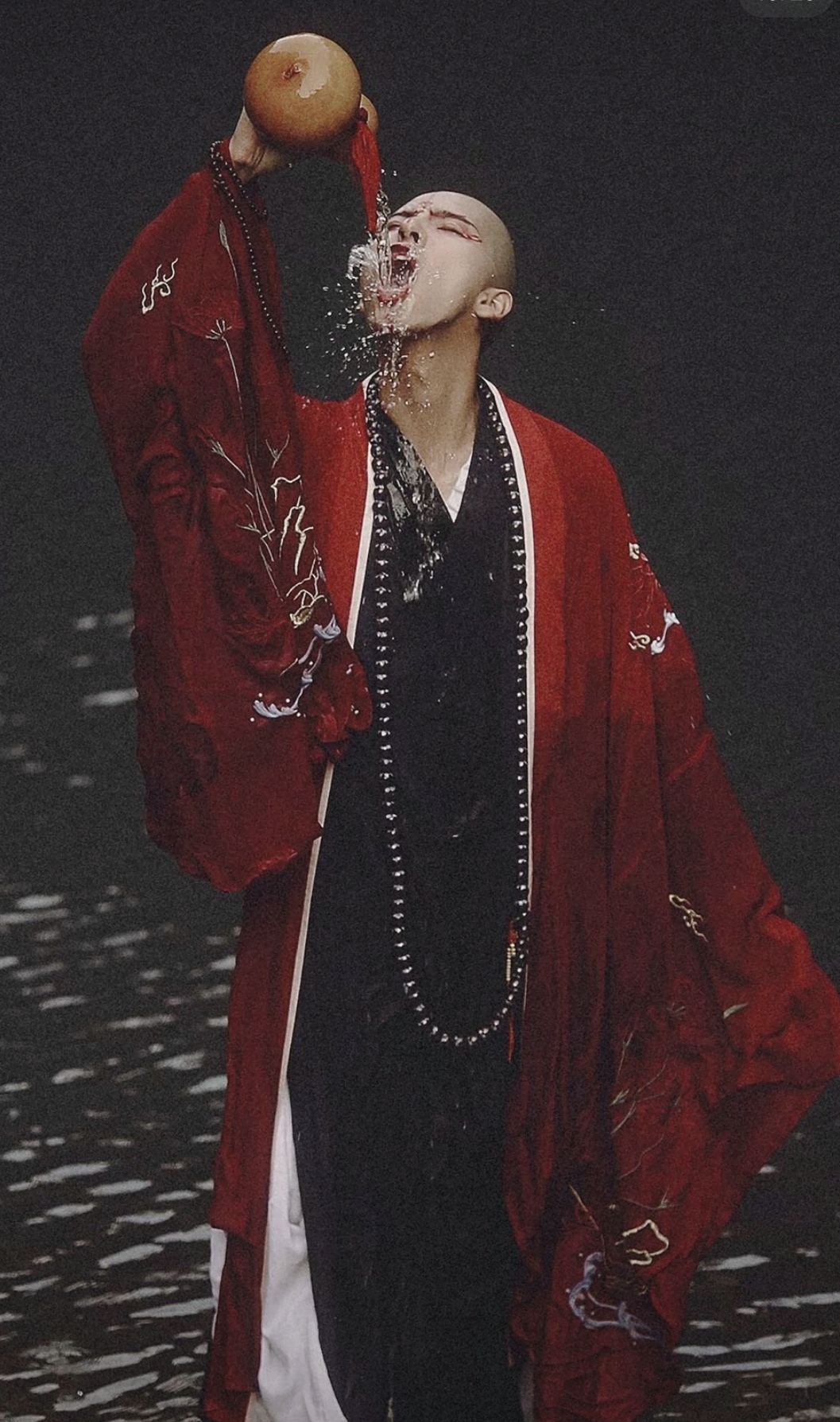 和尚壁纸仓央嘉措图片古风古风喝酒图片潇洒男真人古装男跪拜背影图片