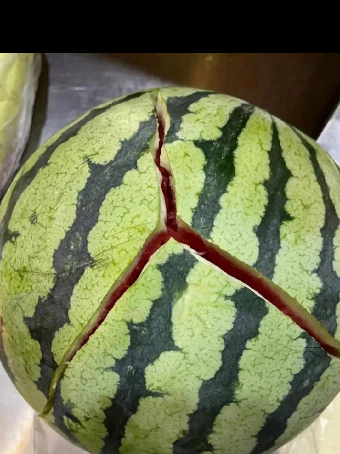 这西瓜实在神奇,居然一碰就裂,不得不