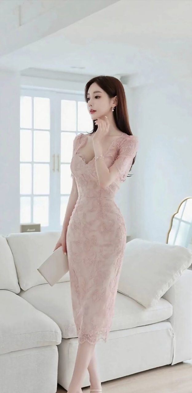 日常穿搭# 孙允珠粉色蕾丝花边连衣裙穿搭美照