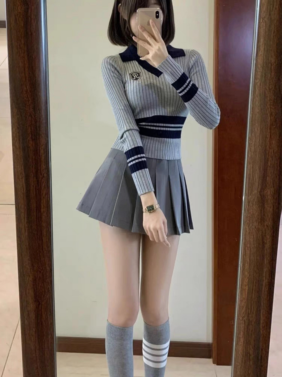 日常穿搭# 灰色过膝袜搭配百褶裙和小板鞋充满青春气息十足少女犯格