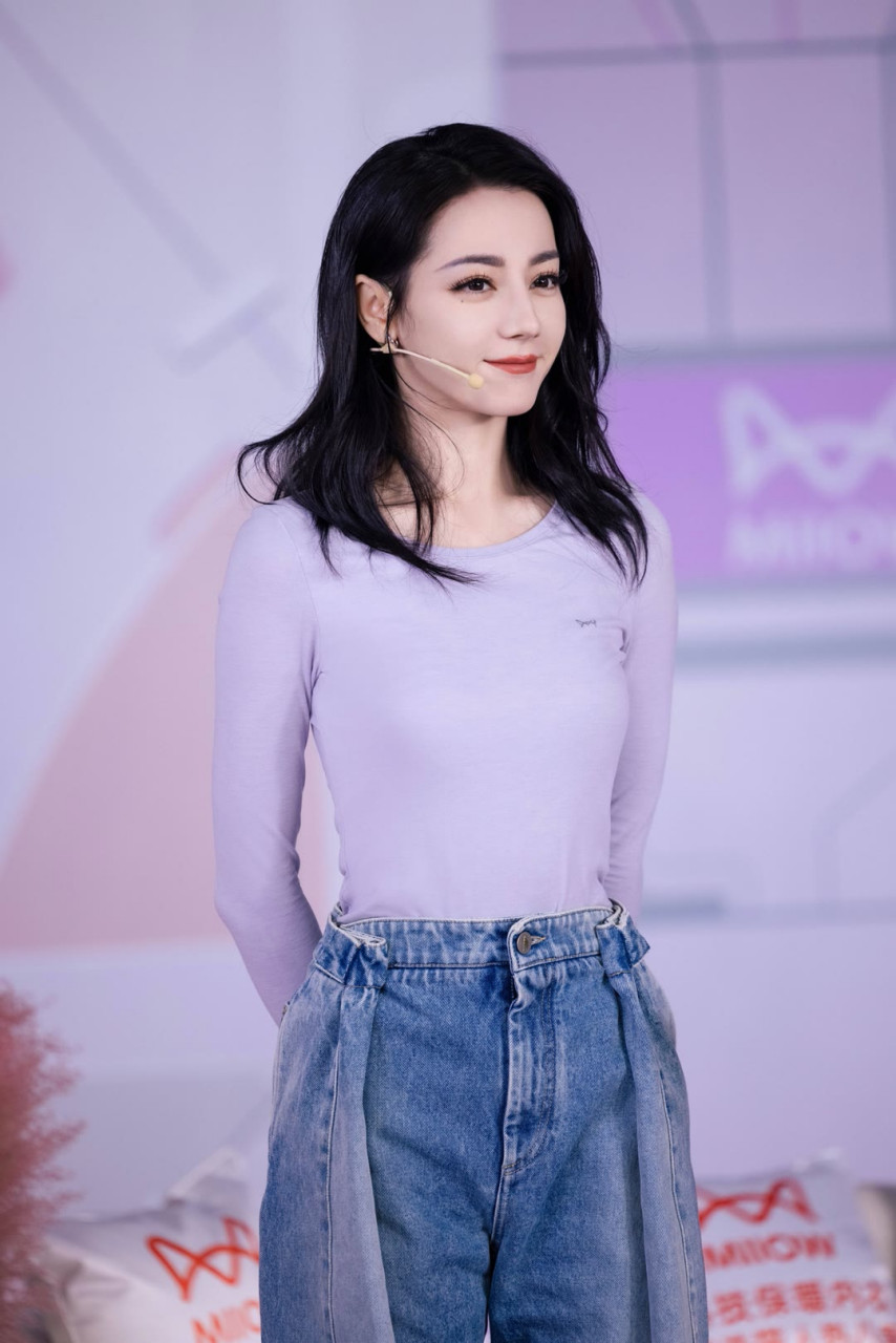 日常穿搭# 迪丽热巴穿的这款阔腿牛仔裤搭配紧身上衣是不是显得上