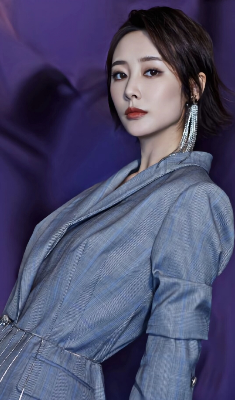 日常穿搭# 短头发的李纯穿上这身灰色西装太有职场丽人的感觉了