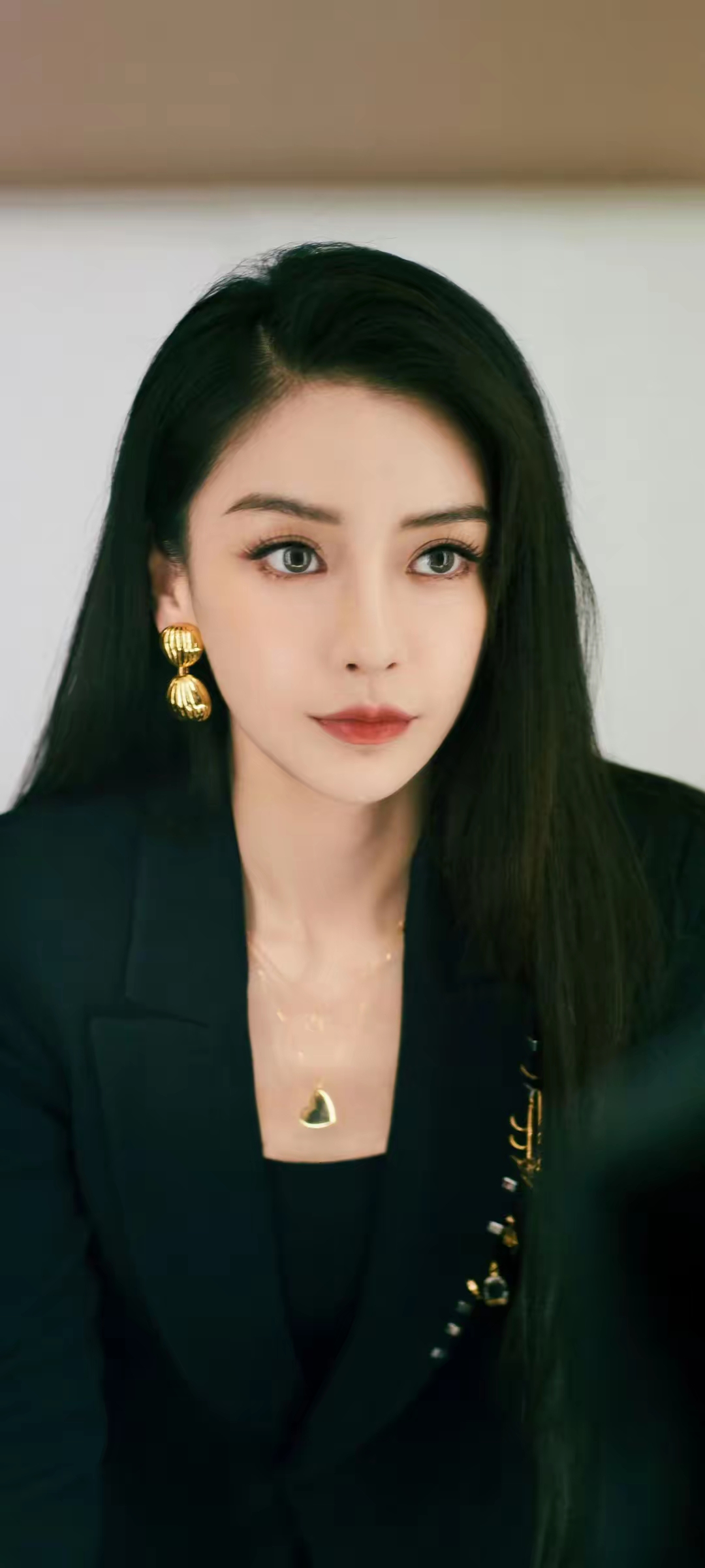 美女壁纸～一袭黑色西装的杨颖,显得是那么的干练洒脱