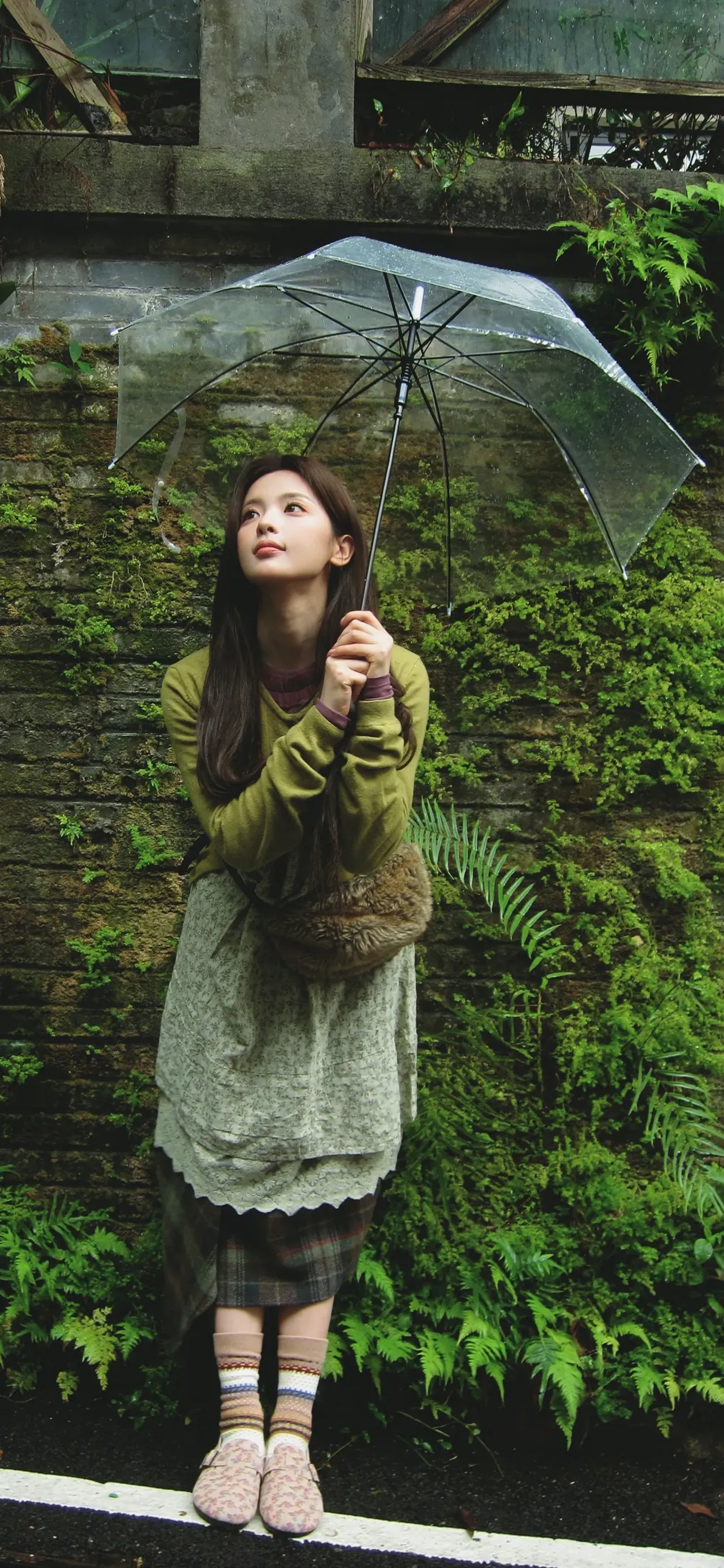 美女壁纸～杨超越漫步雨中,绿伞轻撑,回眸一笑百媚生 #2025春节档