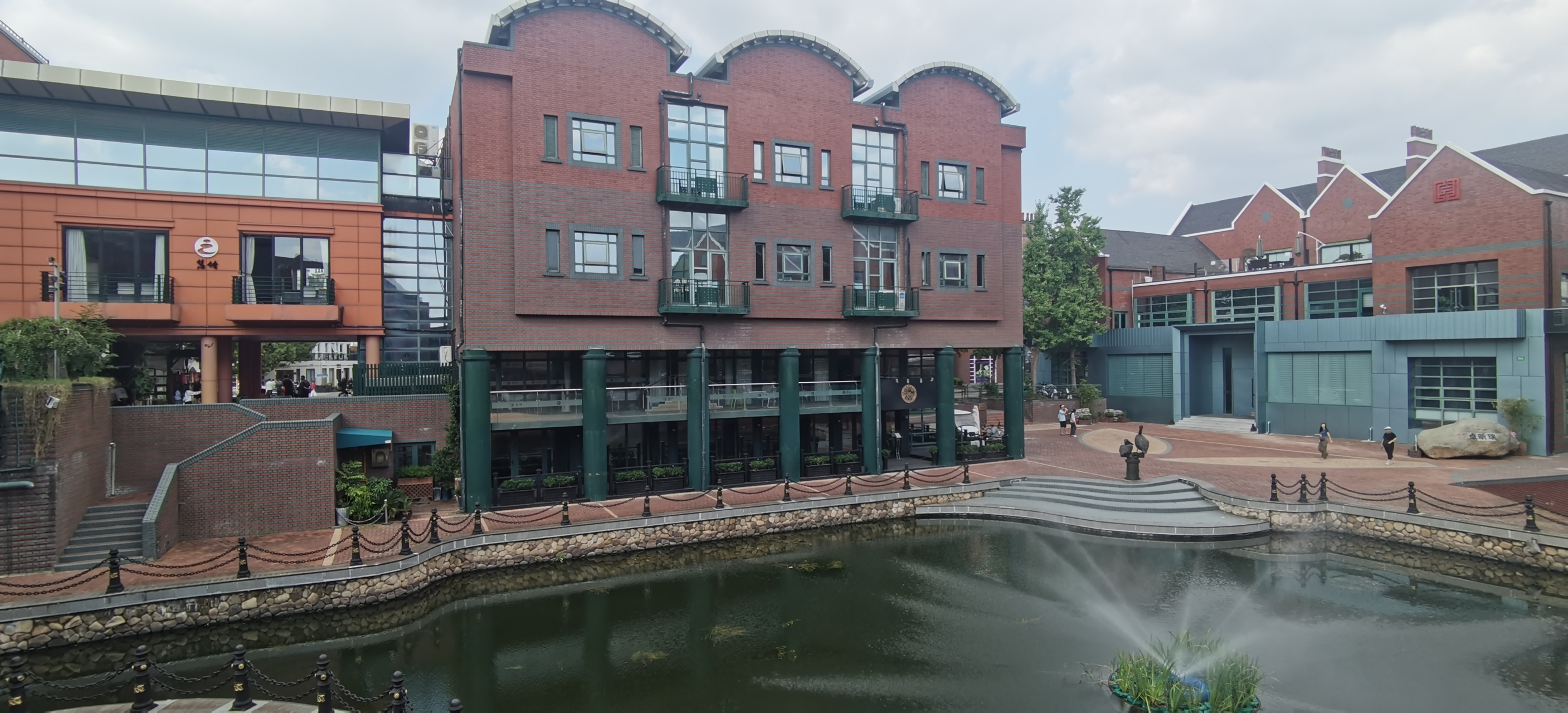 上海欧洲小镇,那里有古老的建筑和美丽的风景,好像真的到了欧洲一样.