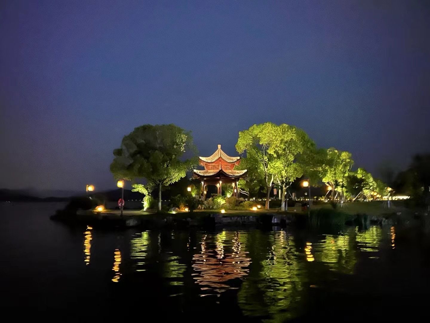 夜晚的东钱湖宁静典雅,夜景灯光的装饰美轮美奂