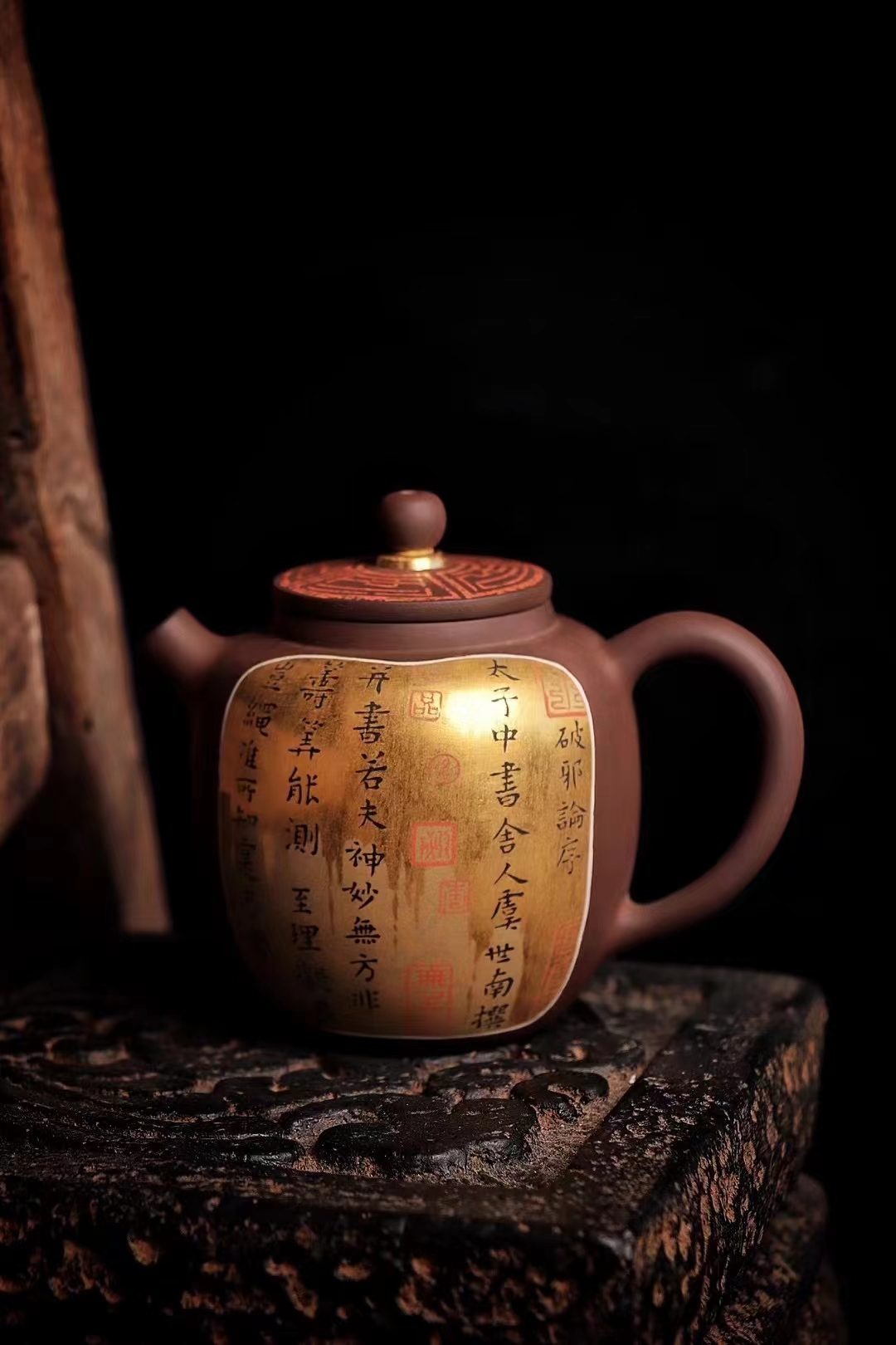 建水紫陶茶壶与时光  夜色朦胧,孤影伴古木,一把茶壶静卧其上,如历史