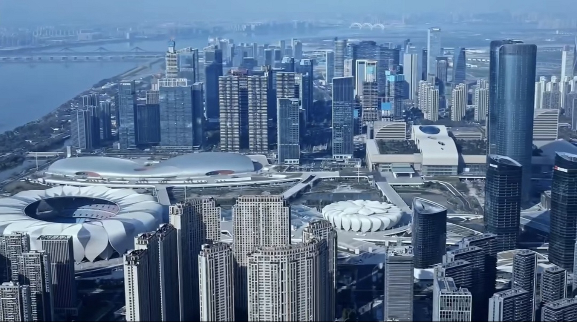 很欣赏杭州的城建,但总觉得少点什么.