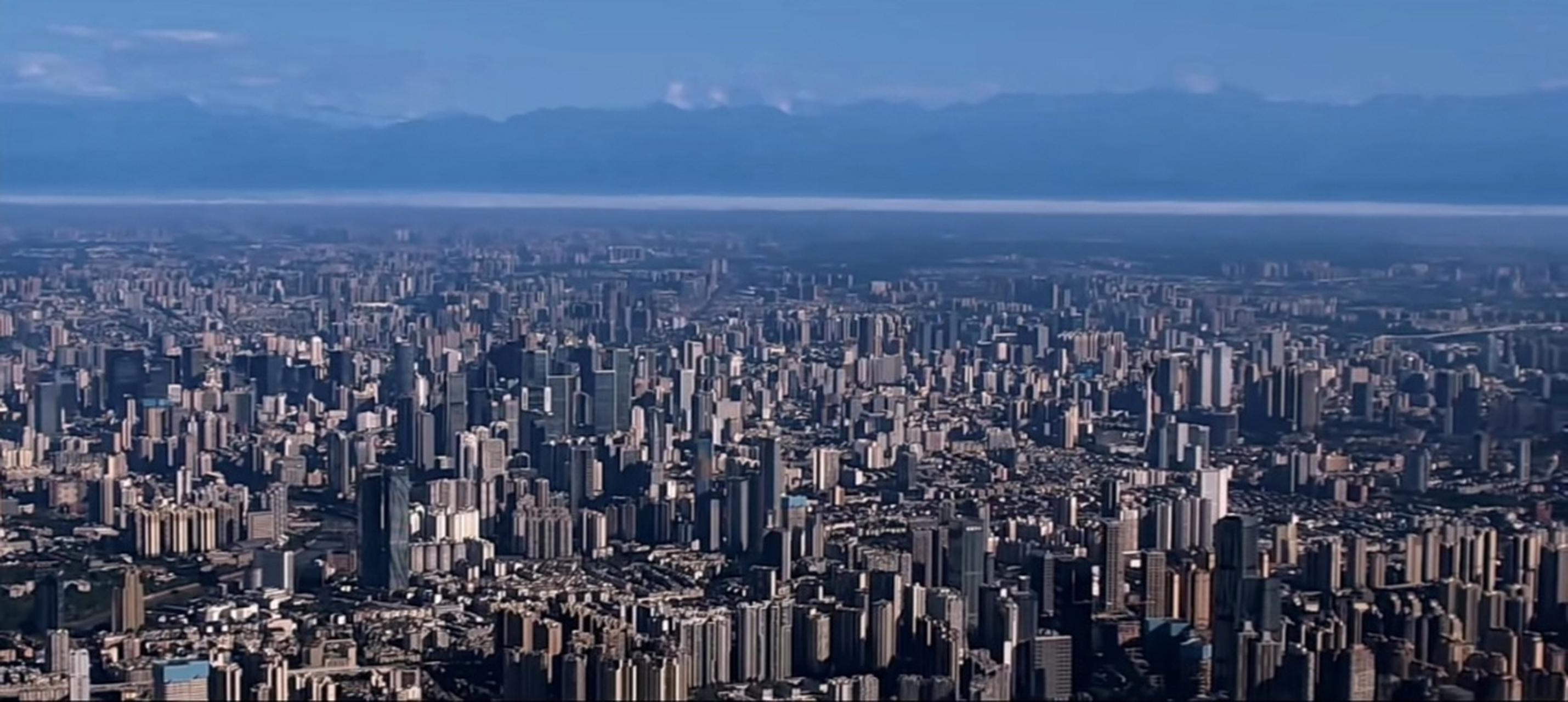 看过成都的航拍,我忽然意识到属于沿海的时代结束了,像成都这样的内陆