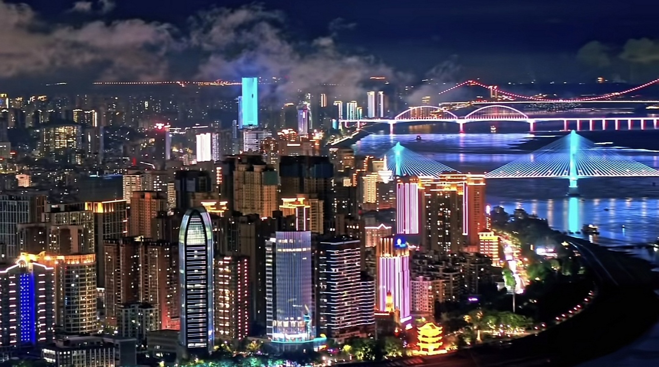 湖北宜昌潜力深不可测,这一张城市夜景宛如二线城市,点缀在长江沿岸.