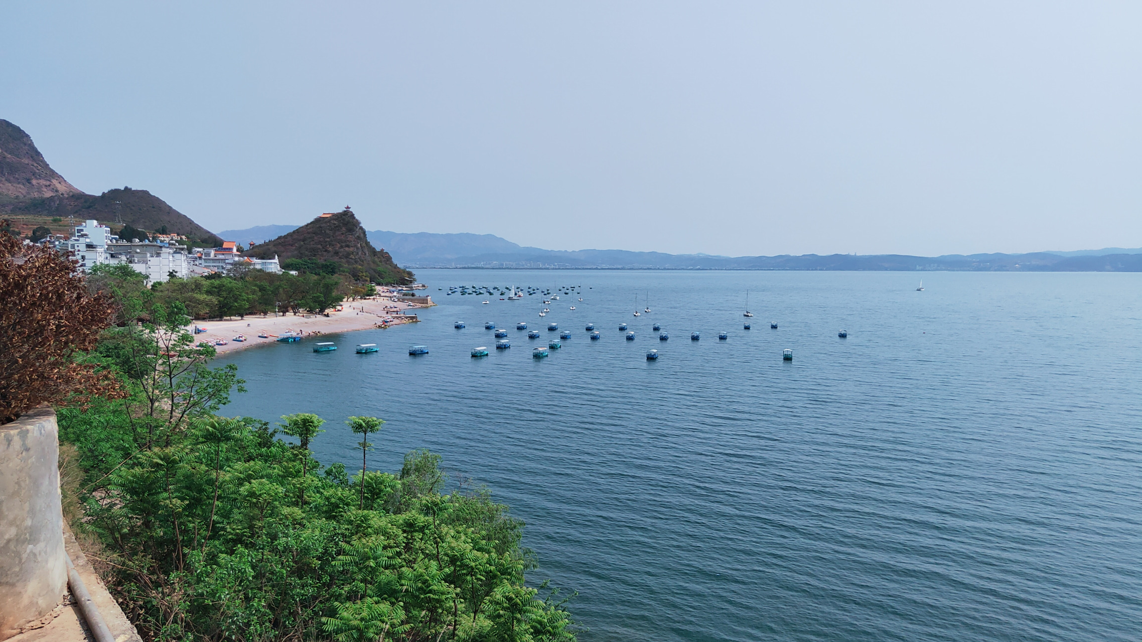 遇见好风景#云南省玉溪市抚仙湖,湖边美景释放心情,好山好水好风景