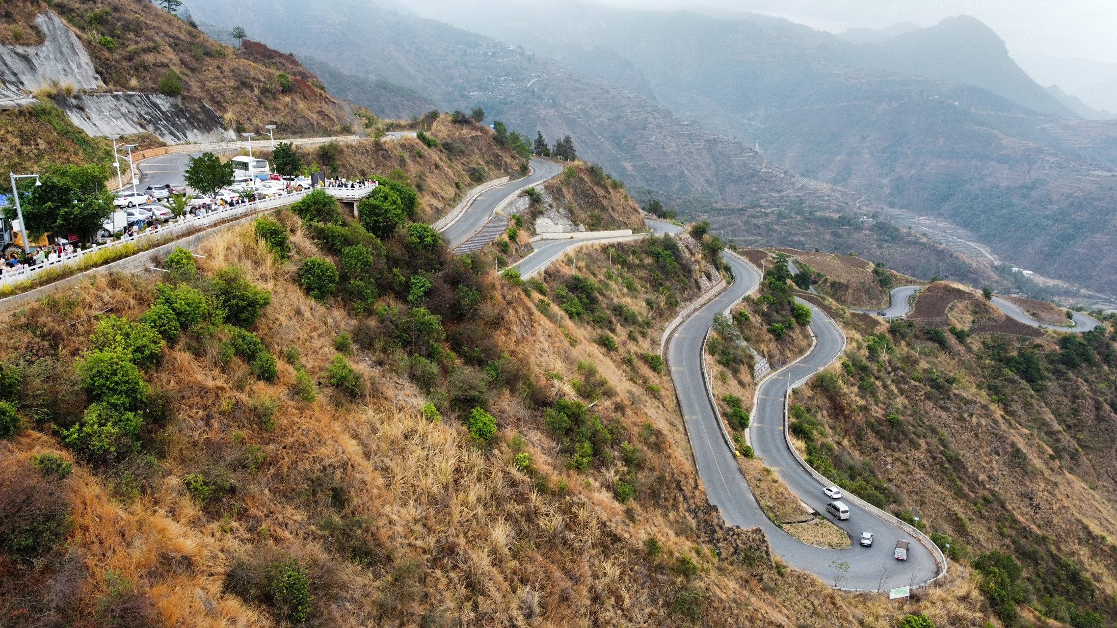 一定要去打卡的景点#来玉溪市易门县,小绿汁看72道拐风景,人山人旱哪