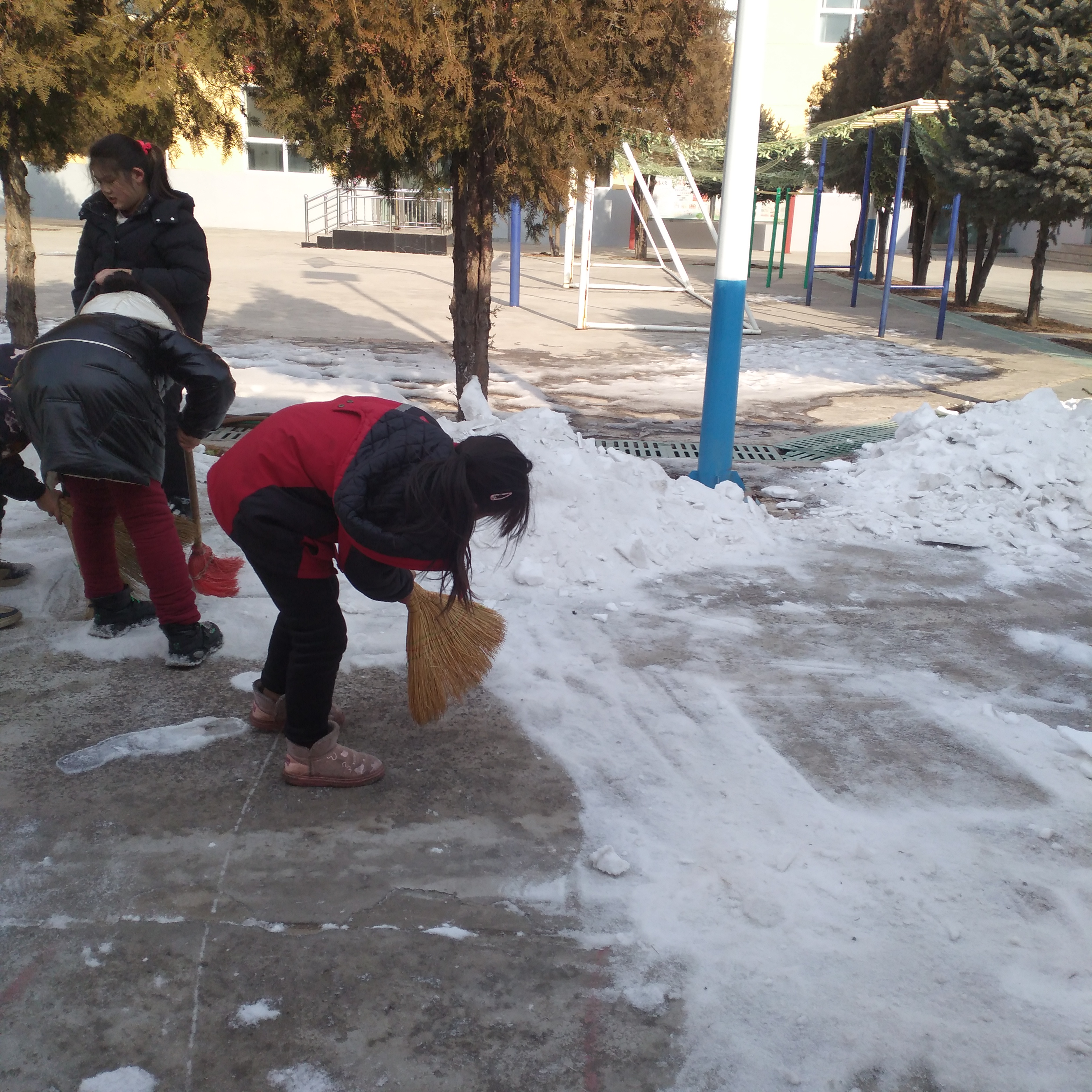 学校除雪照片图片