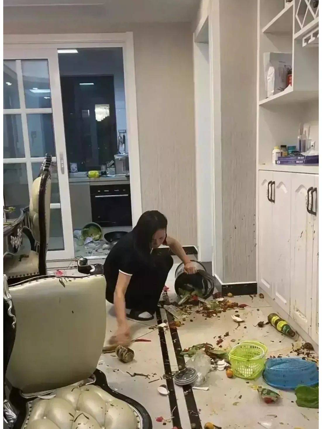 一吵架就摔东西的男性