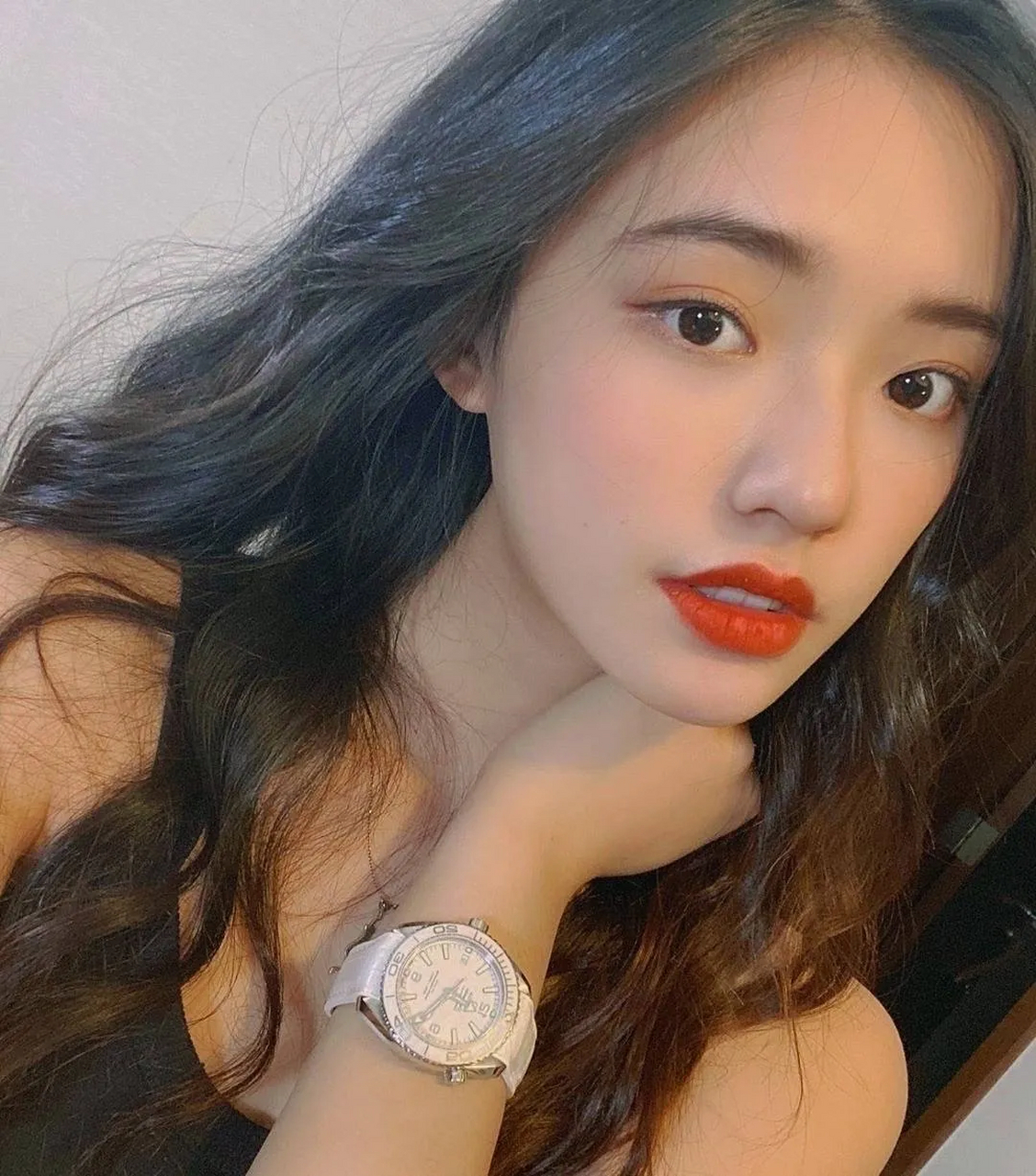 2,毒舌女主持因为捂胸口的言论热度直线飙升,直播间的人气很高,后台