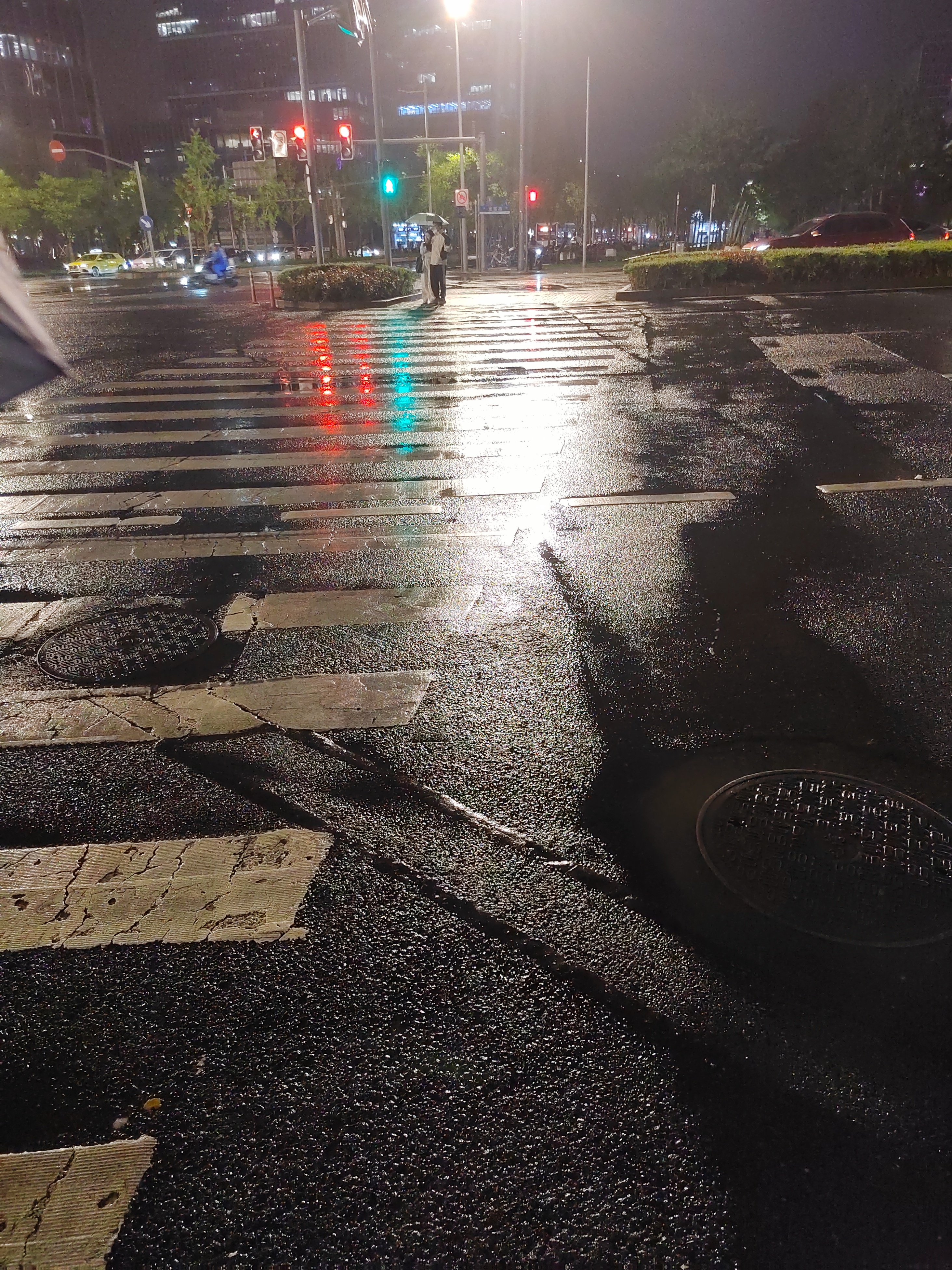 下雨的夜晚 街上图片