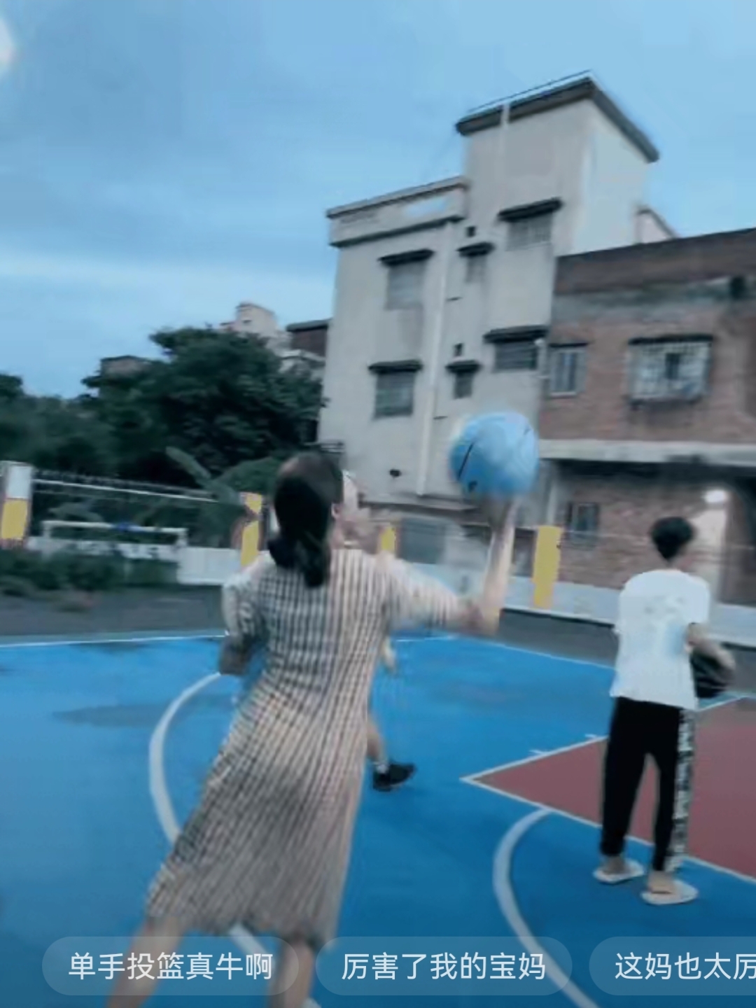 我惊呆了:夜晚的篮球场上,妈妈一只手抱着孩子,一只手拿着篮球,当着