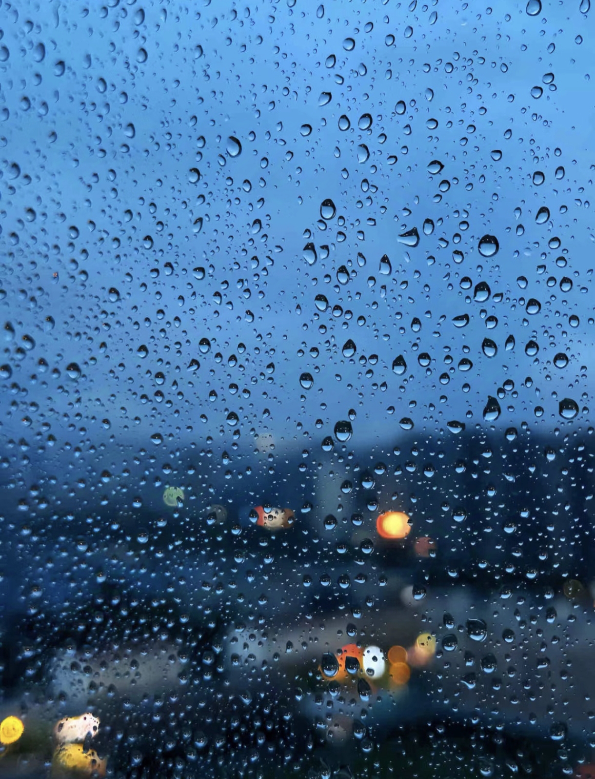 雨天# 雨夜窗棂听滴答,城市灯光映水花