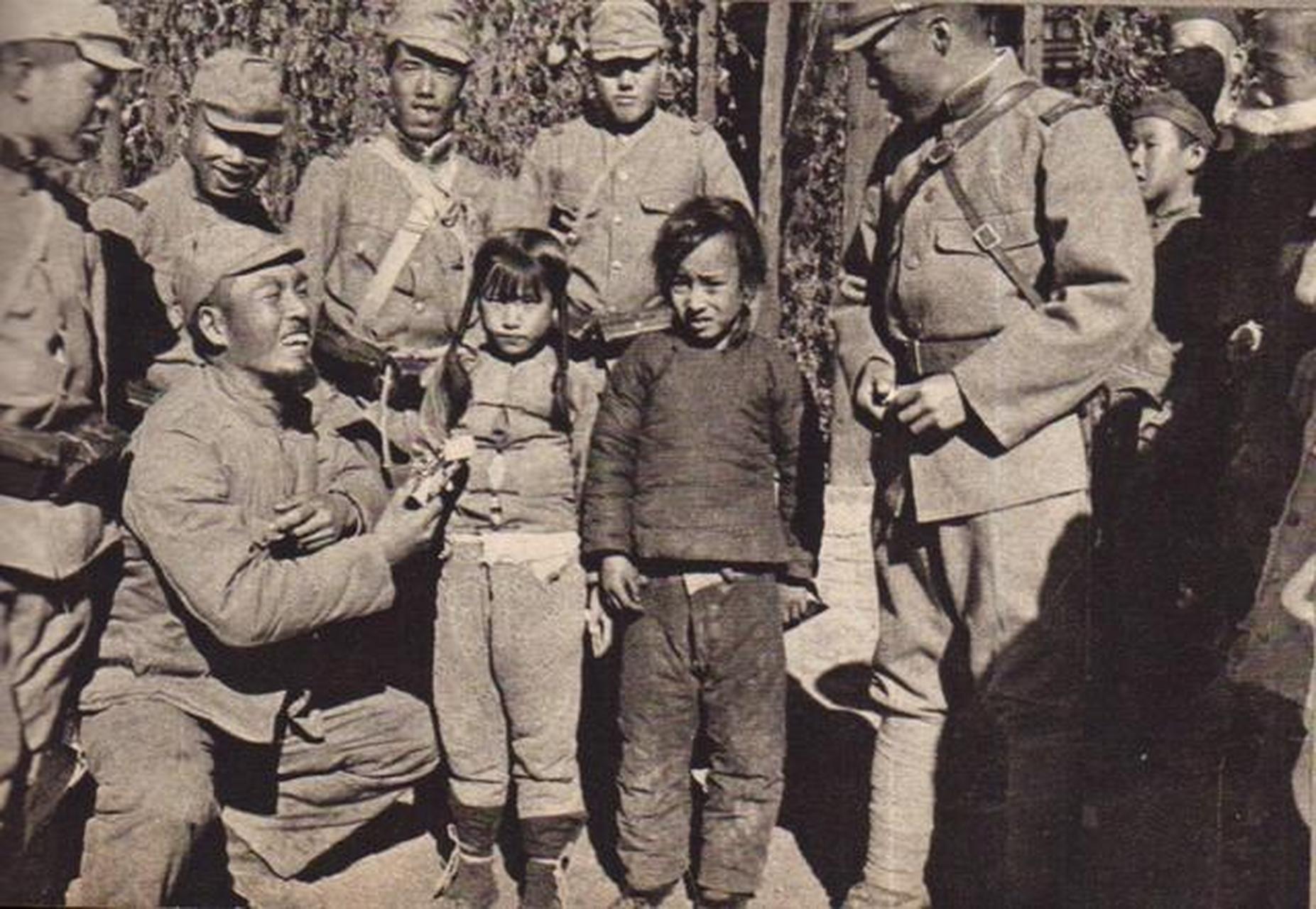 这是一张真实的日军侵华留下的照片,照片里小日子笑的阴森可怕,两个小