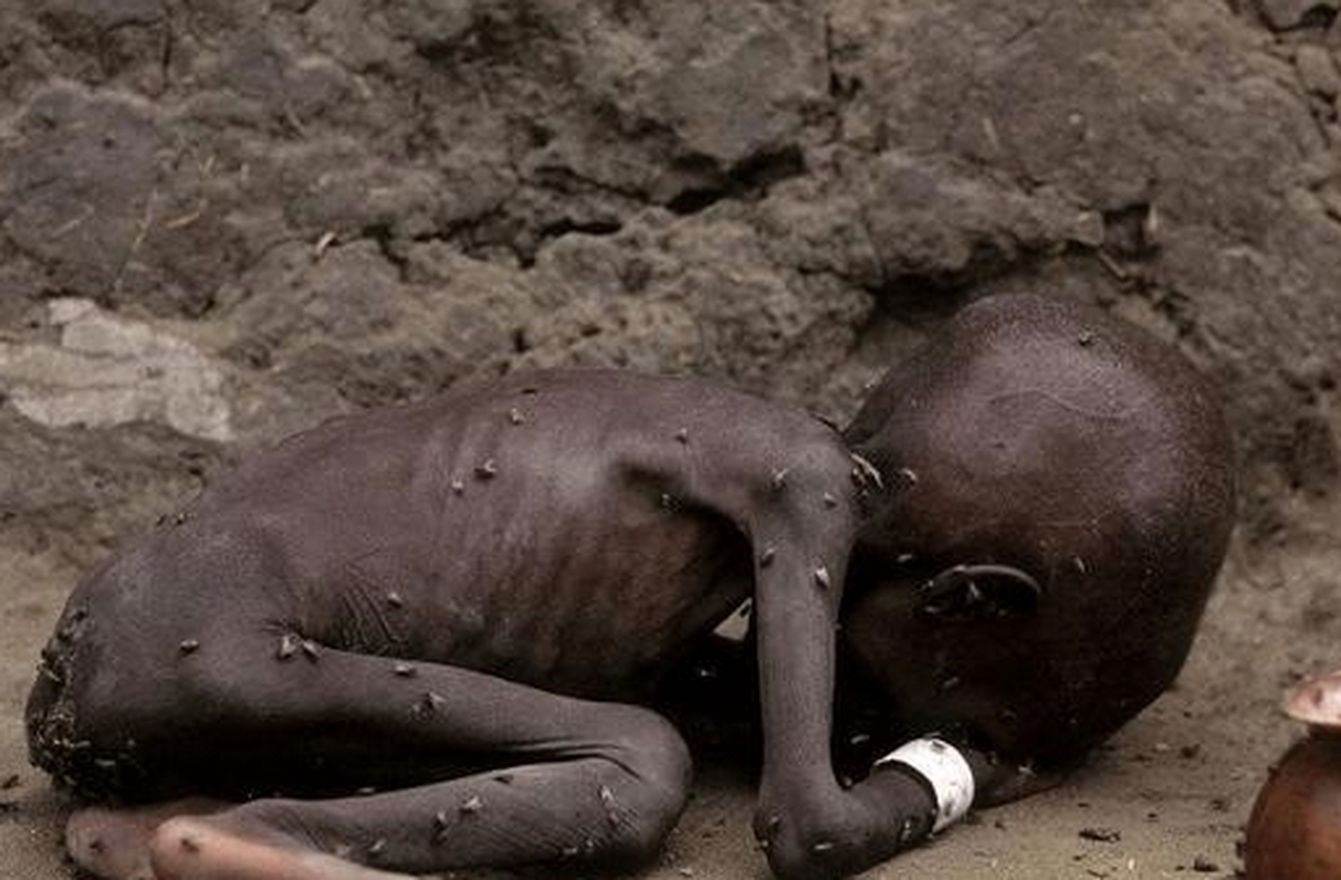 这个非洲可怜的孩子饿到吃土,庆幸生在大中国那里真的又脏又穷!