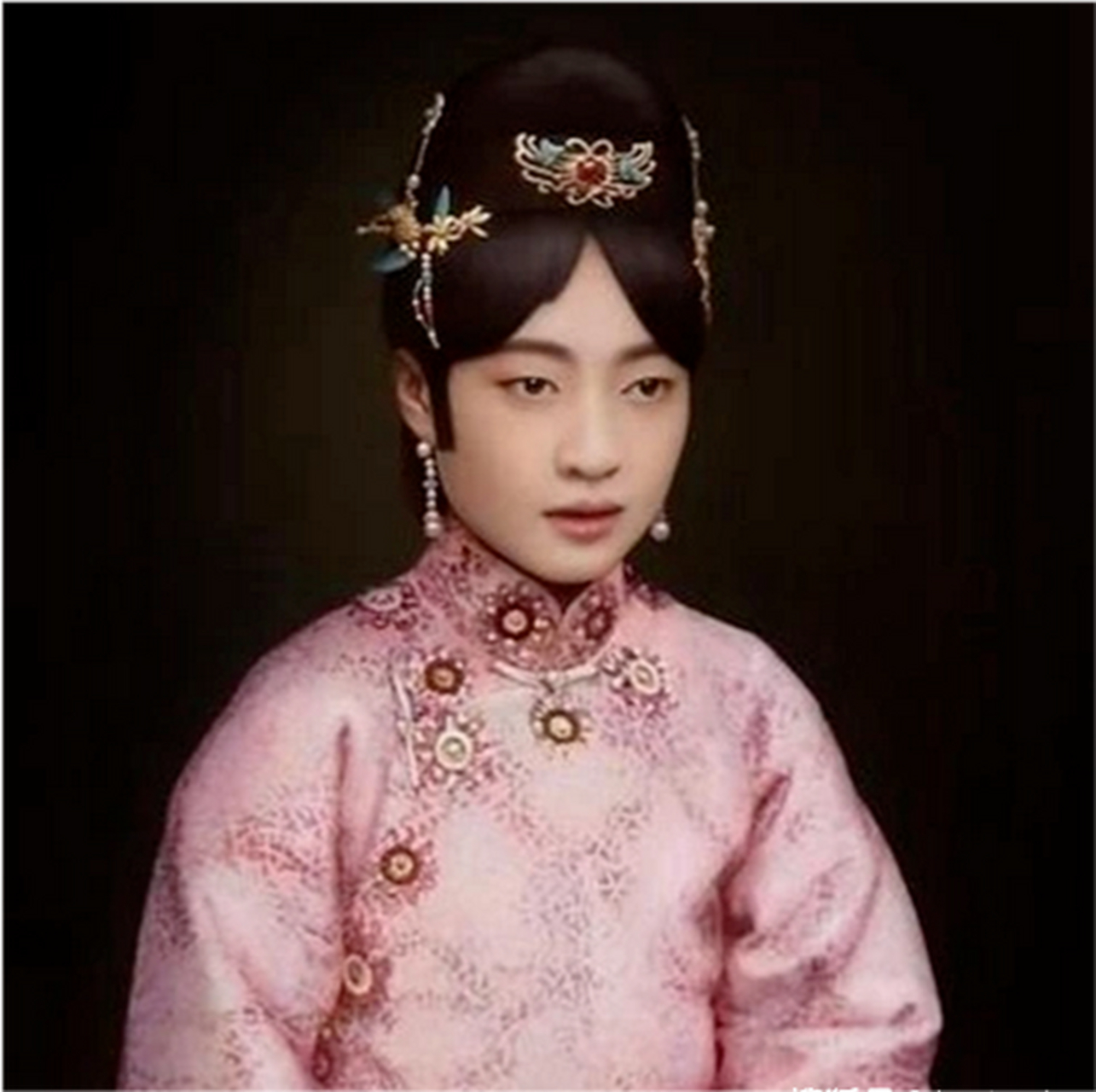 大家觉得婉容和王敏彤谁更美?