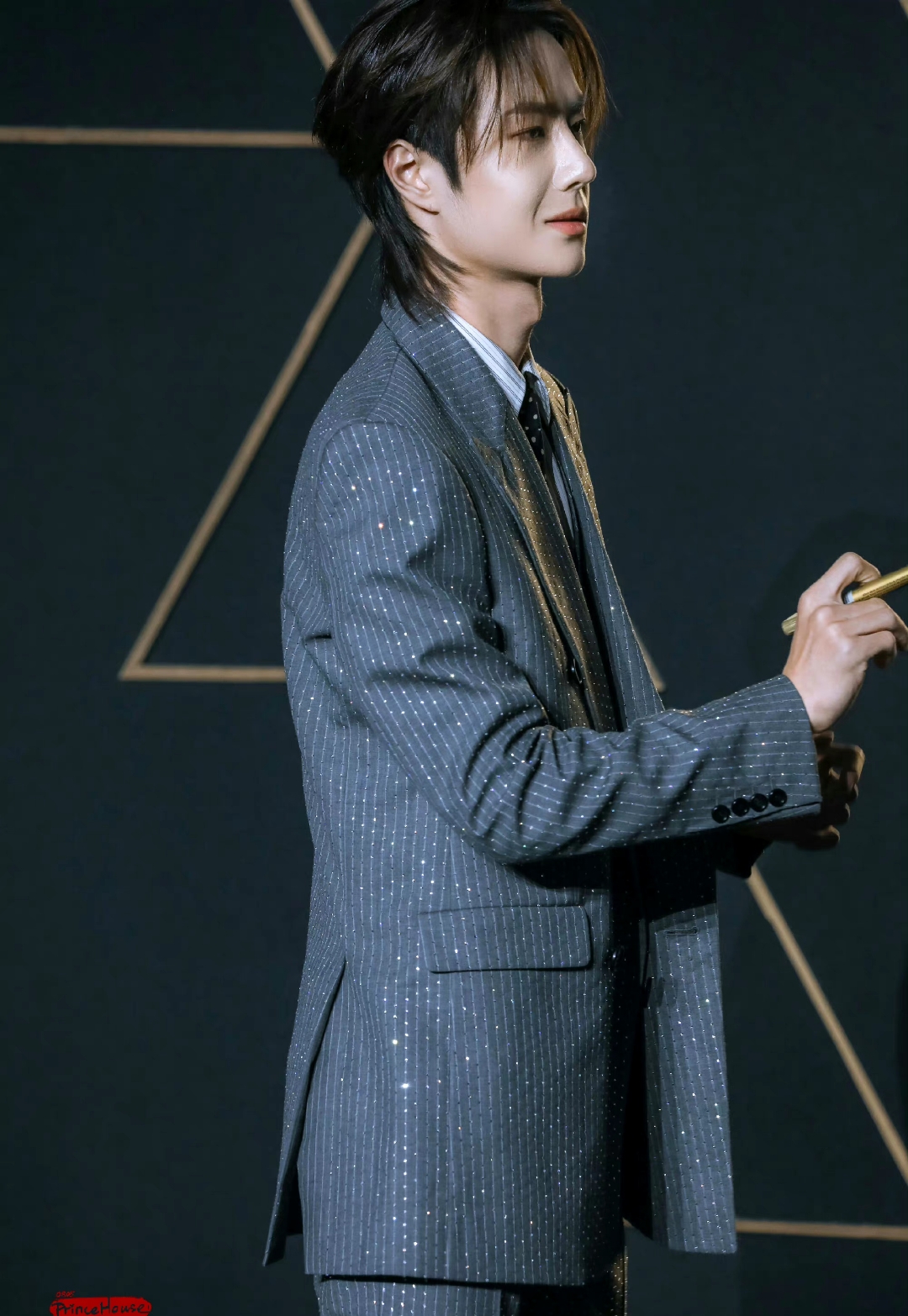 王一博2019年腾讯星光大赏图片,虽然他的每次红毯造型都很好看,但我