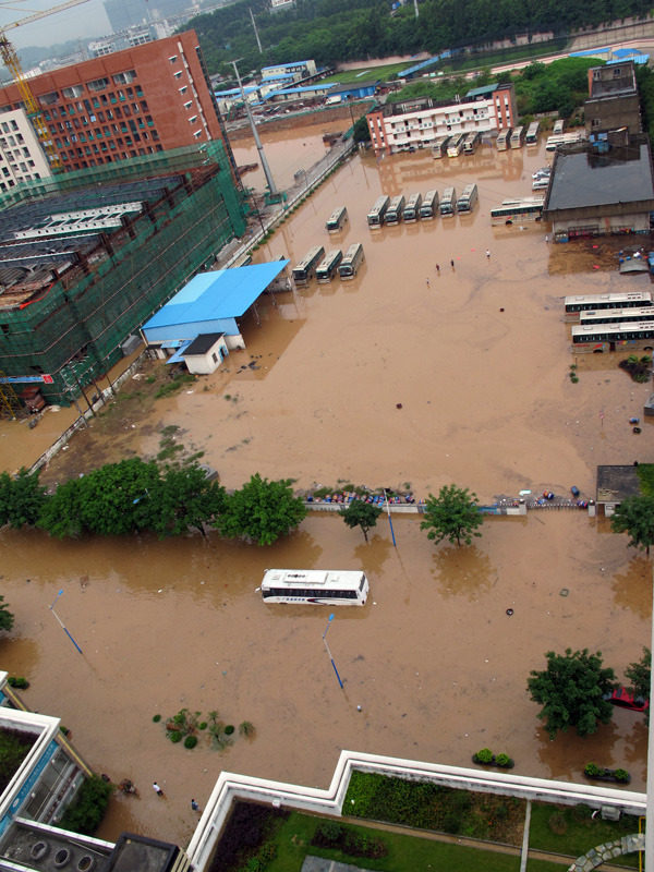图片高清32层的房子洪水发洪水2025 年北京特大暴雨中山洪冲毁山路
