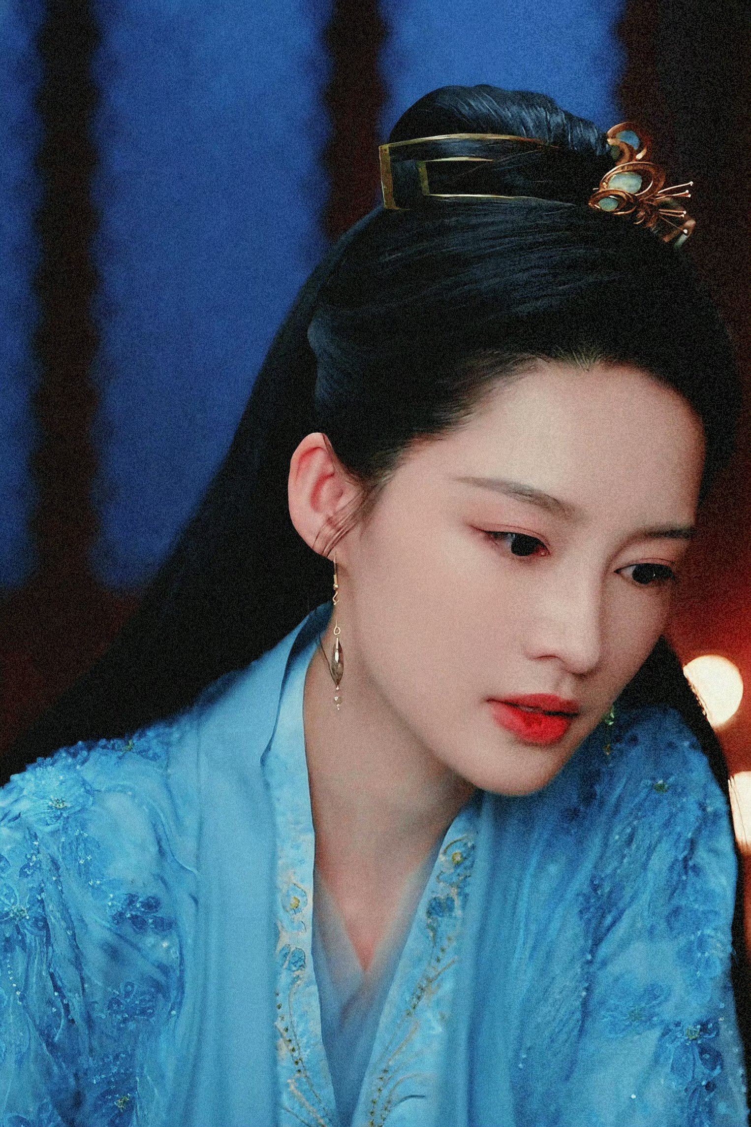 在《庆余年 2》中,李沁身着蓝色衣服的模样当真是美不胜收.