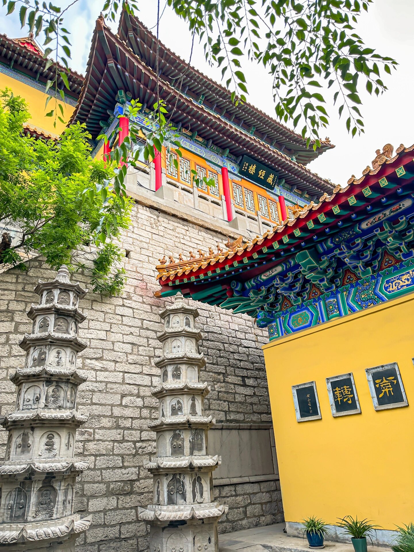 千佛山:领略佛教文化与自然风光的完美结合   地址:济南市历下区经