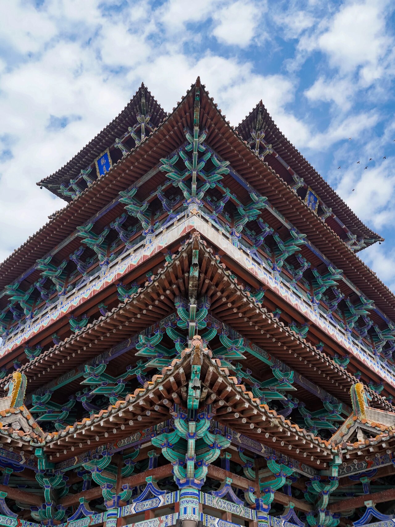 《鹳雀楼:登高远望的壮丽之旅》   鹳雀楼,又名鹳鹊楼,位于山西省永济