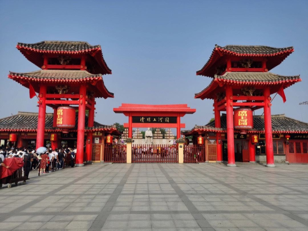 踏入清明上河园,仿佛时光倒流,置身于千年前的大宋盛世