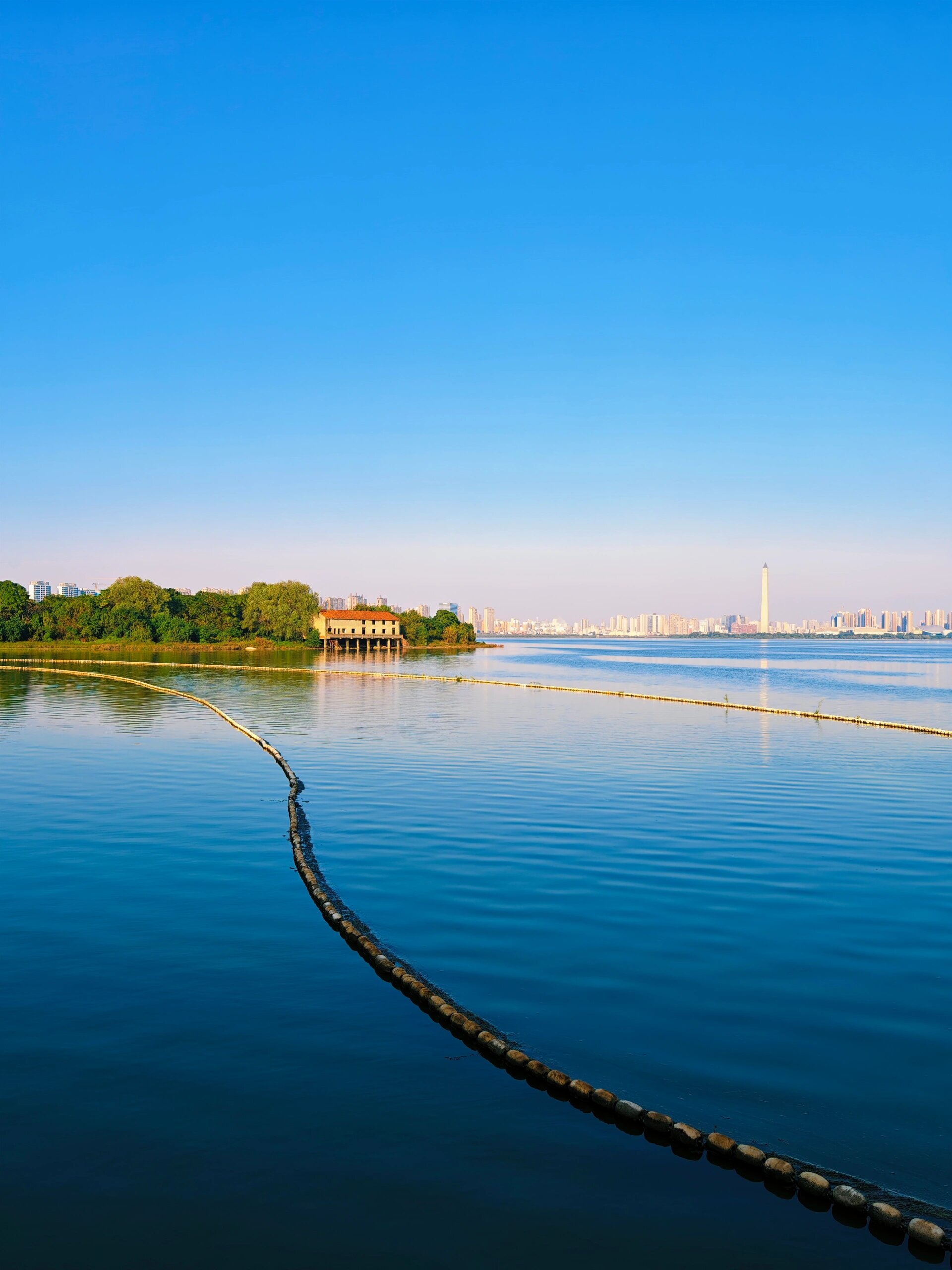 《八里湖 九江的璀璨明珠》   地址 九江市濂溪区八里湖大道 188 号