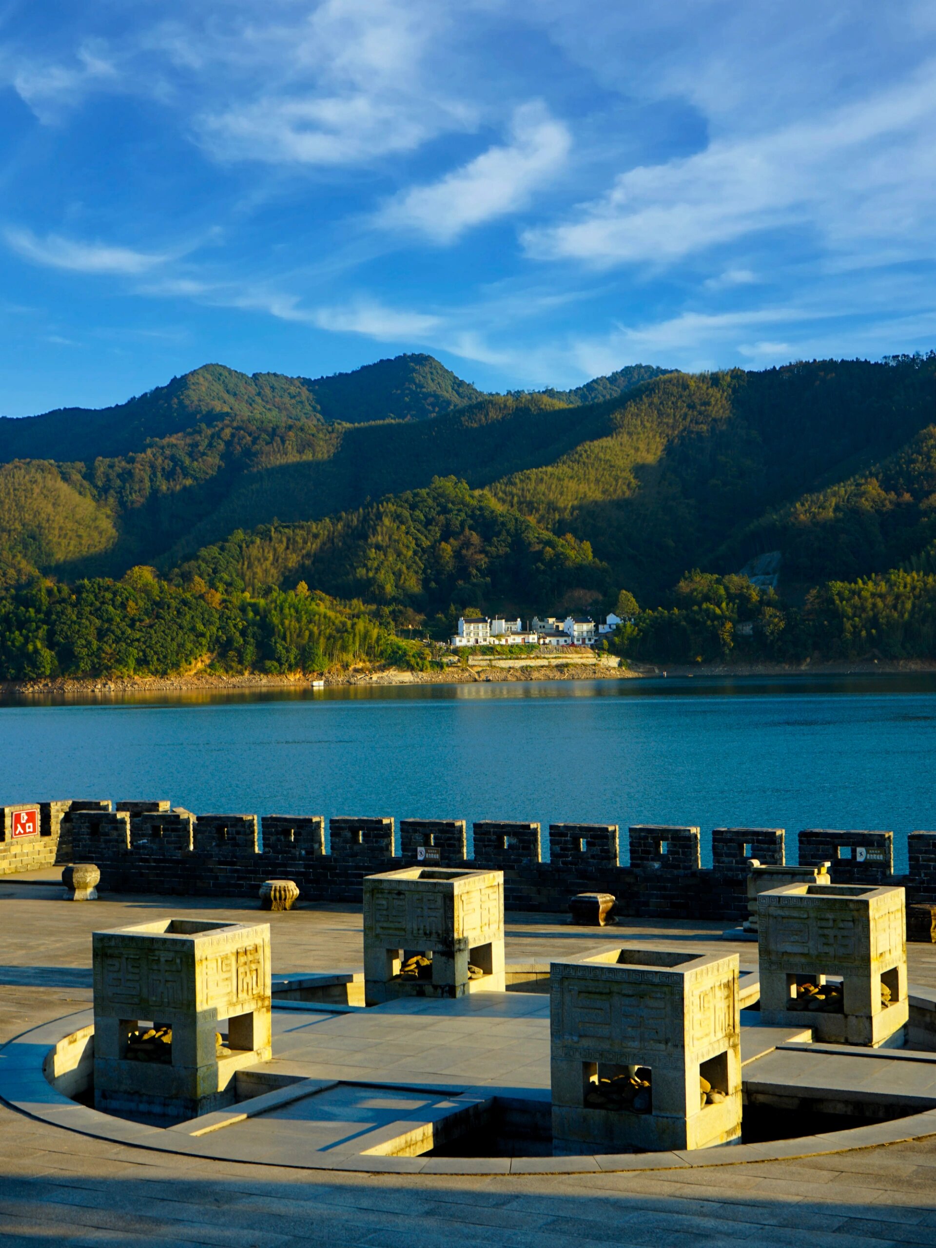 《太平湖:湖光山色与水上活动的完美结合》   地址:黄山市黄山区太平