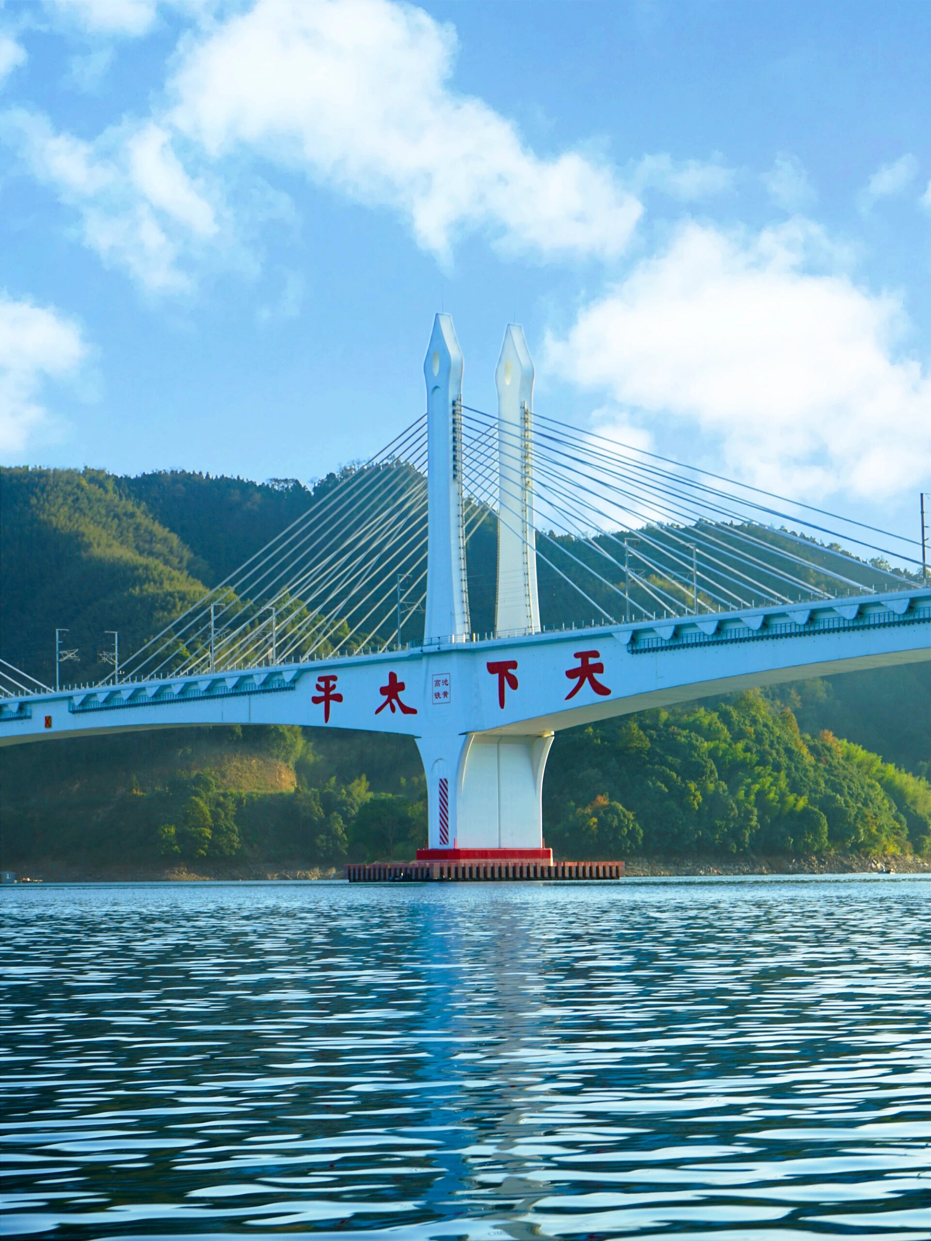 《太平湖:湖光山色与水上活动的完美结合》   地址:黄山市黄山区太平