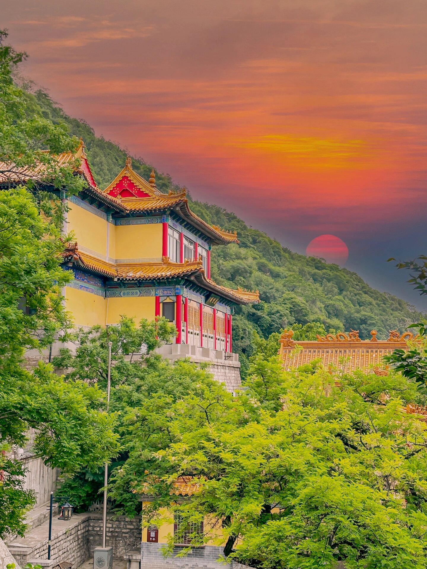 千佛山:领略佛教文化与自然风光的完美结合   地址:济南市历下区经