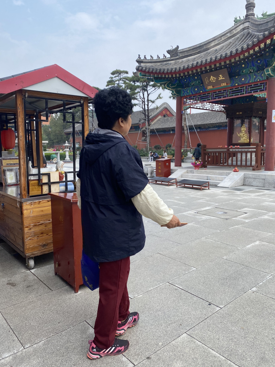 天津大悲院 作为一个工作人员.疫情期间不带口罩.