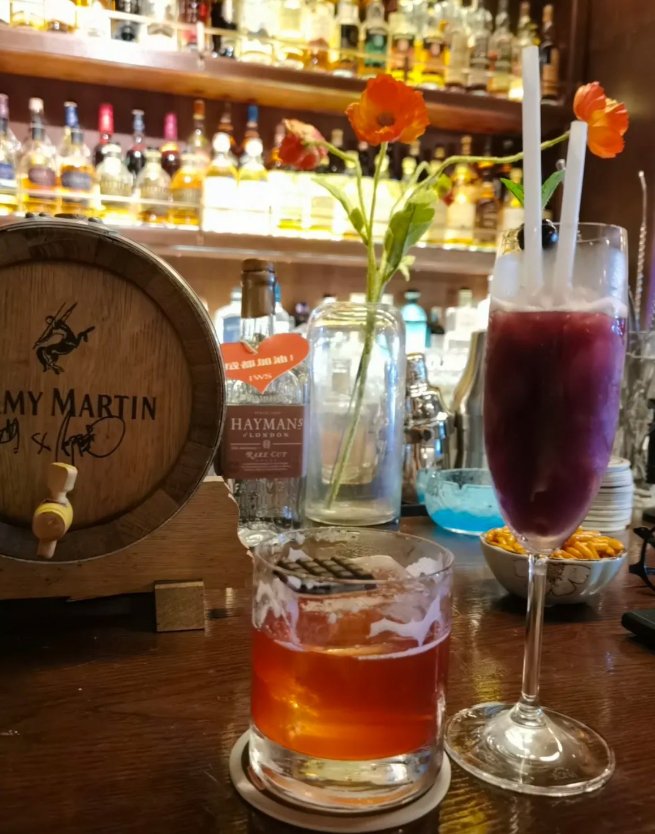 广州索菲特商务ktv,这个地方很好找,就在万达广场旁,门口屏幕灯光很