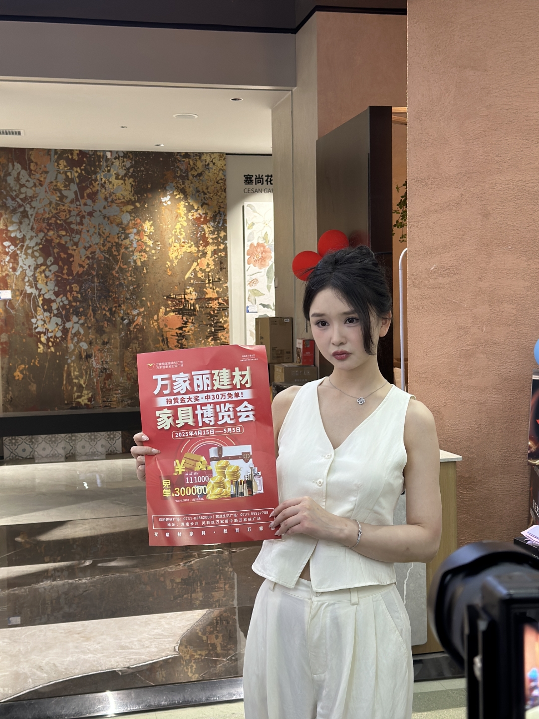 在万家丽建材家居广场,慕思床垫和左右沙发直接把「躺平自由」拉到满