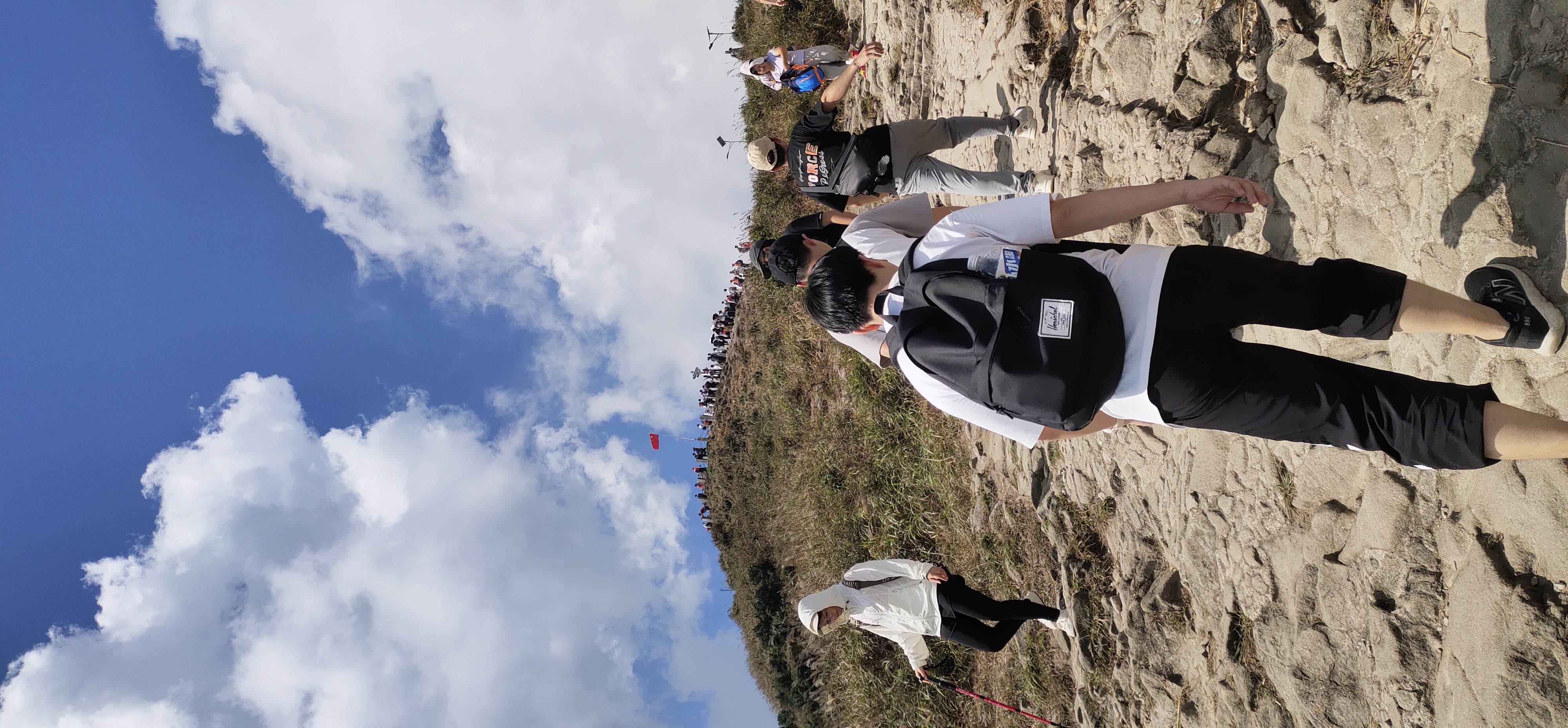 上个星期六去爬惠州罗浮山,爬到半山腰一个