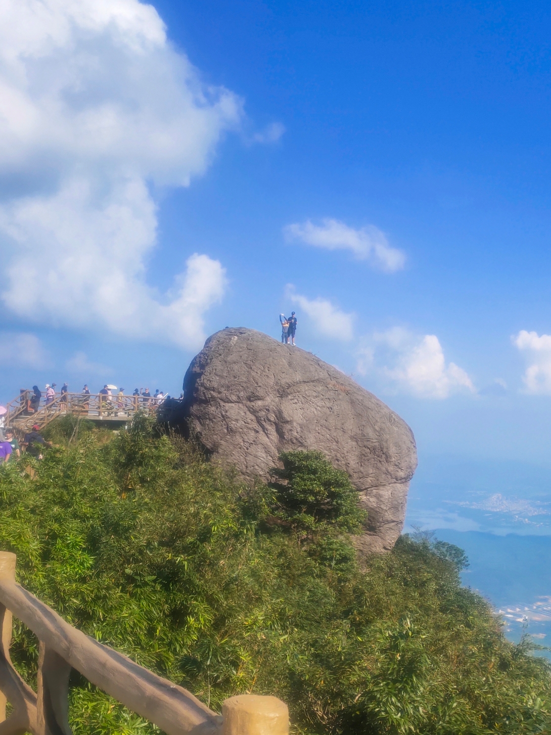 上个星期六去爬惠州罗浮山,爬到半山腰一个