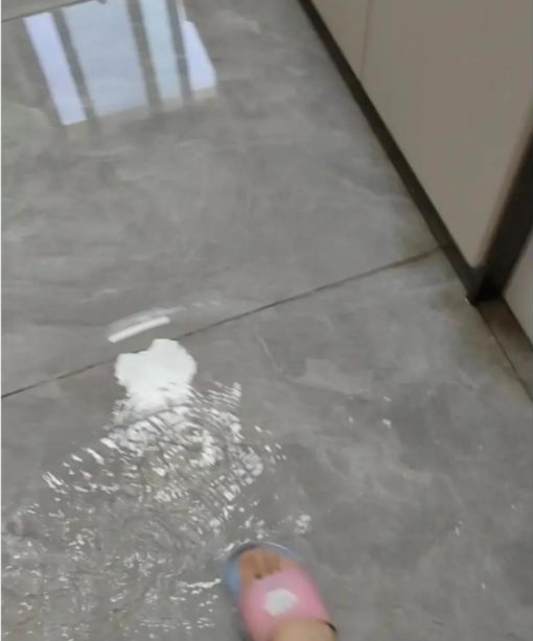 他家的卫生间拖把池水龙头没关,水漫卫生间,流到客厅