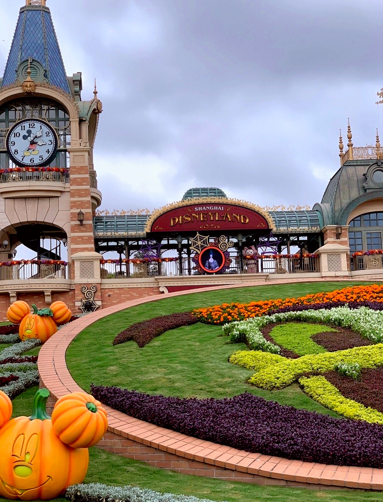 "当城堡烟花炸开的瞬间,所有等待都有了形状",第一次踏进迪士尼时,连