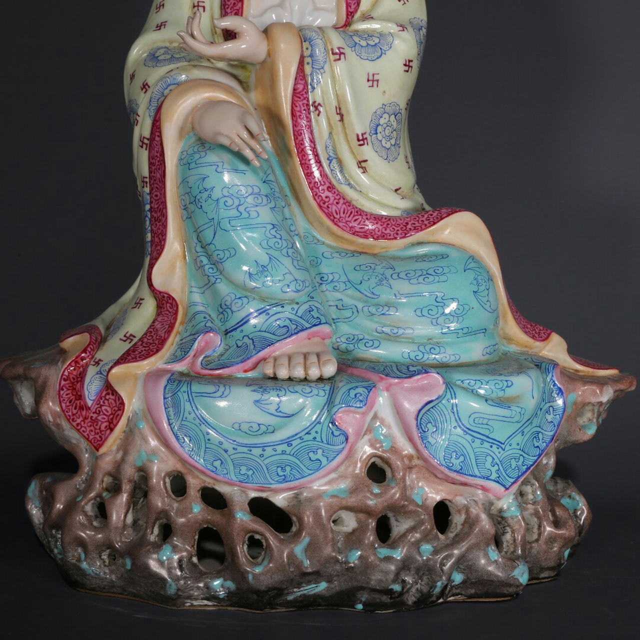 清乾隆粉彩观音摆件 尺寸高40宽30厘米