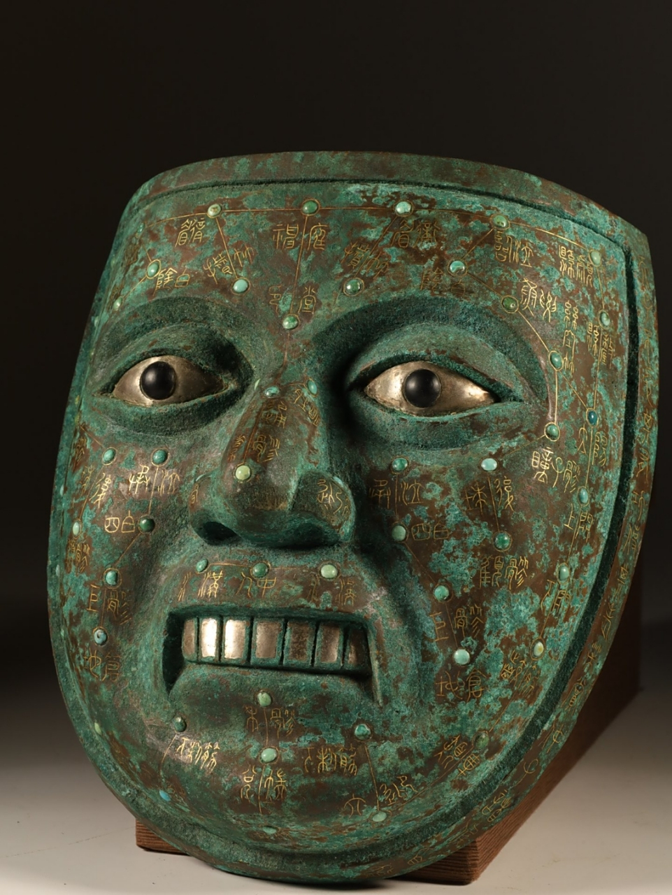 明以前,青铜错金银嵌宝面具. 规格:长15.5cm宽14.