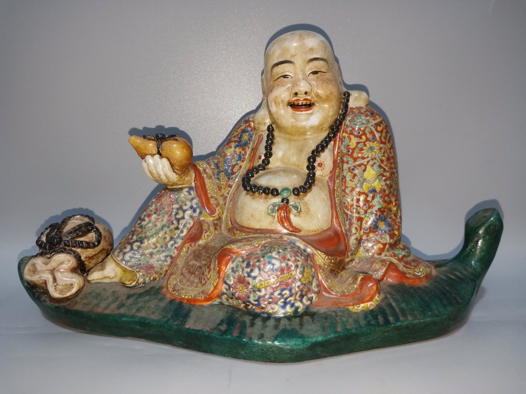 民国(曾龙升)造粉彩芭蕉叶坐佛尊像            规格:16.8*28cm