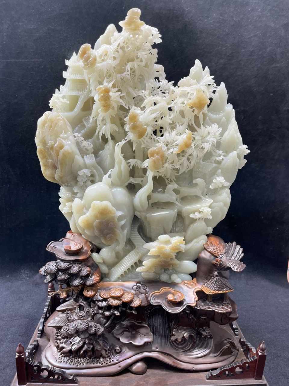 和田玉摆件,天然糖色,玉质细腻油润,雕工精湛,巧夺天工,品相大气上