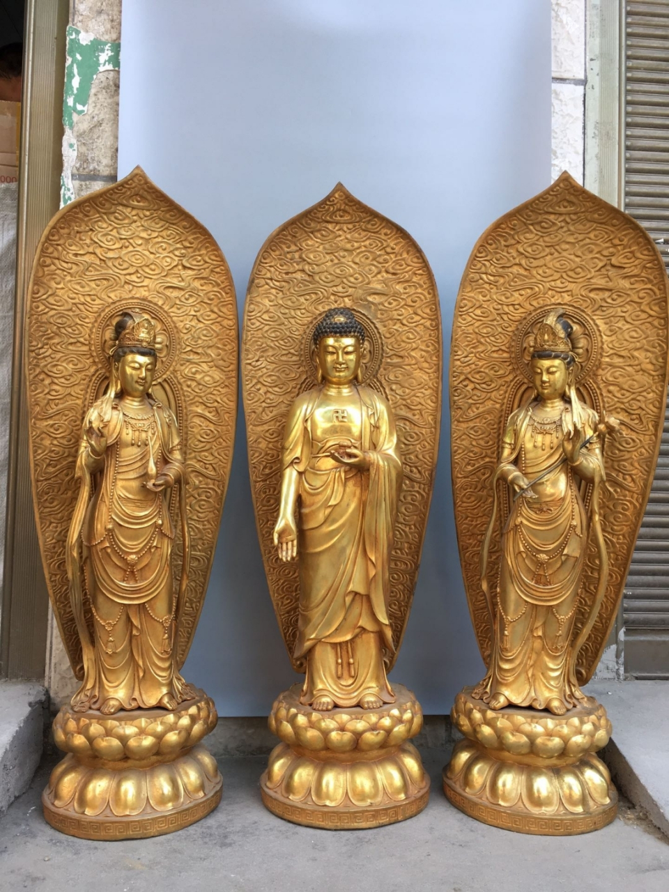 铜鎏金西方三圣佛像,工艺精美,包浆厚重,尺寸如图,重40公斤一套