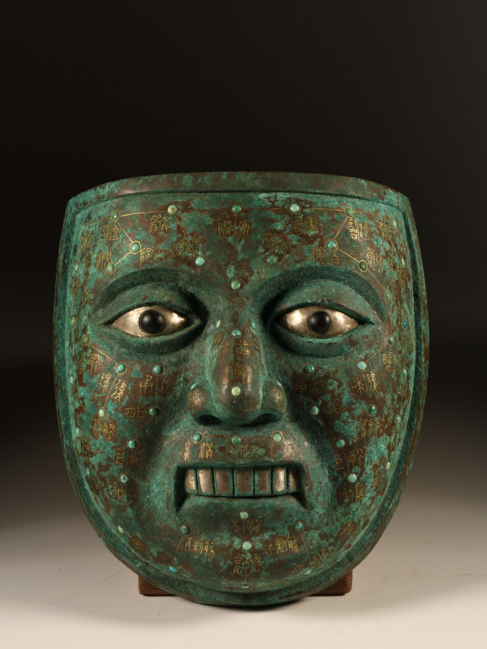 明以前,青铜错金银嵌宝面具. 规格:长15.5cm宽14.