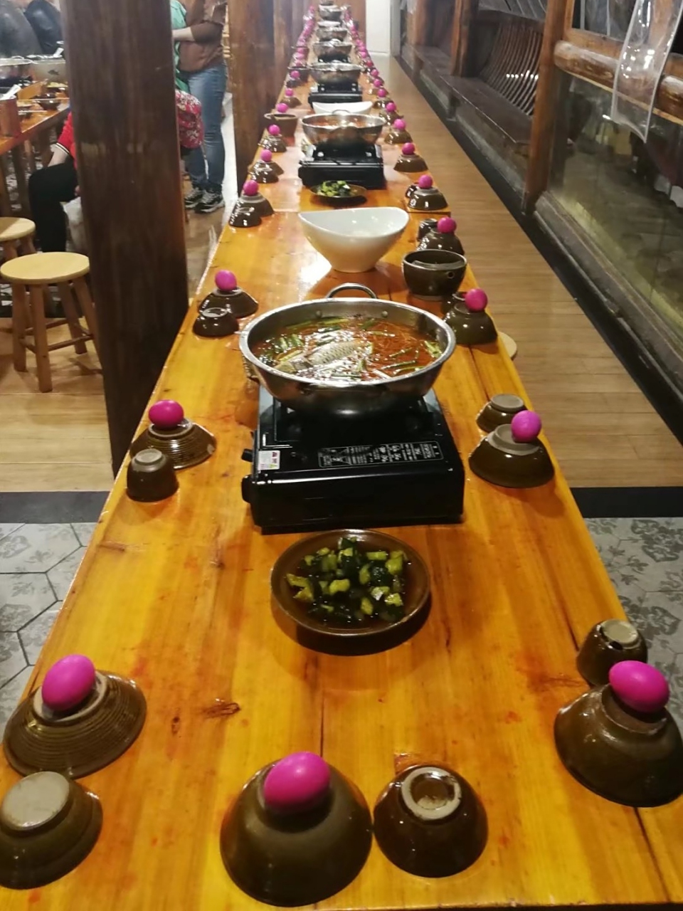 西江千户苗寨印象——苗家特色长桌宴,邮局铜制邮筒,还有小巷里悬挂的