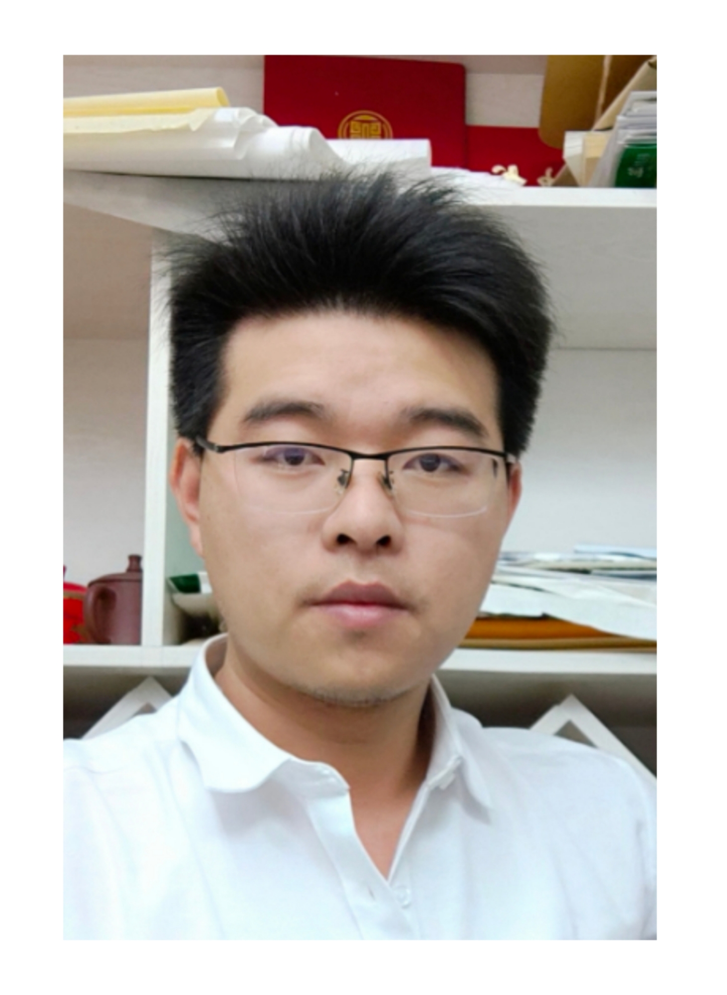 曾海峰,中国研究与创作,毕业于湖北美院,2010年研习于中国美院,主攻